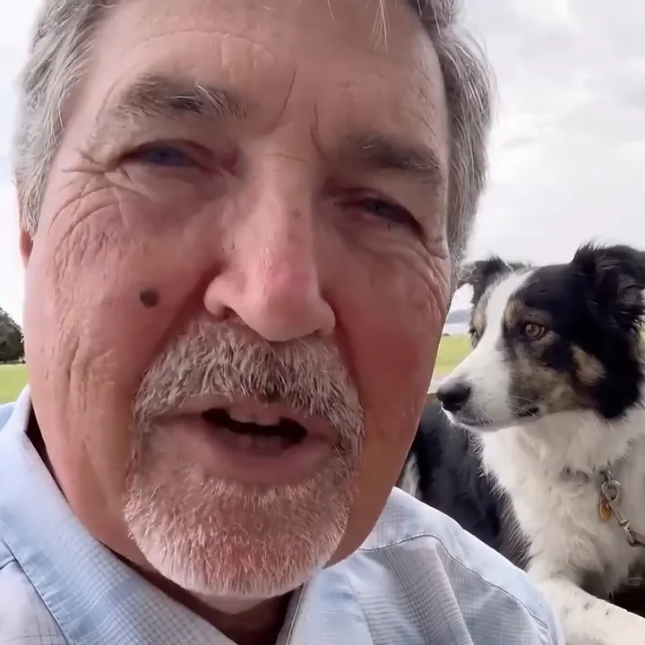 Hundehalterin berichtet im Video von ihren Erfahrungen mit CalmAxis